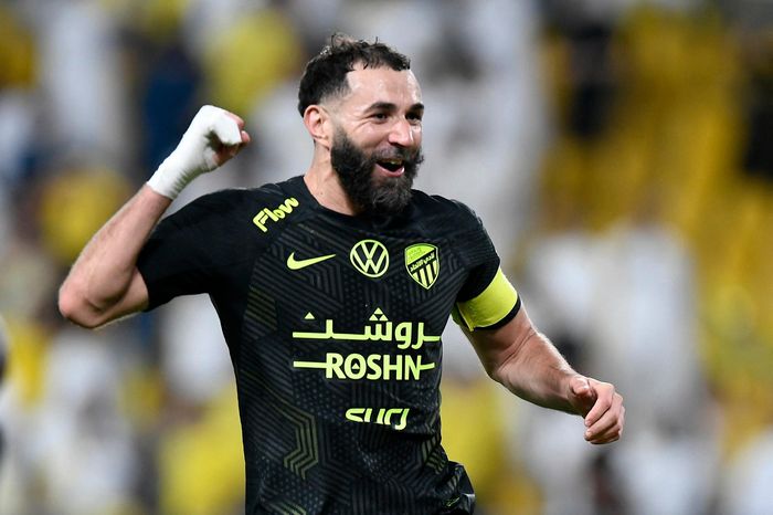 Đội của Benzema phá hỏng giấc mơ vô địch của Ronaldo