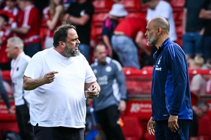 Nguy cơ vé dự Champions League, ông chủ CLB Ngoại hạng Anh lao xuống sân chất vấn HLV