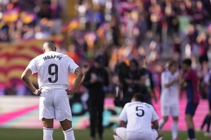 Real Madrid cay đắng nhìn Barcelona chạm tay vào cúp vô địch La Liga
