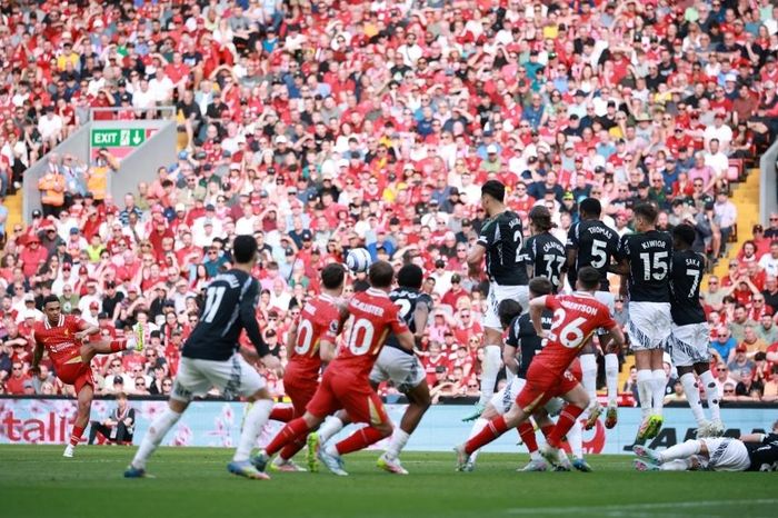 Kết quả vòng 36 Ngoại hạng Anh: Liverpool hòa kịch tính trước 10 người của Arsenal