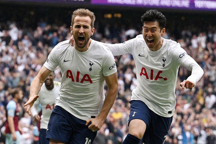 Son Heung-min chúc mừng Kane