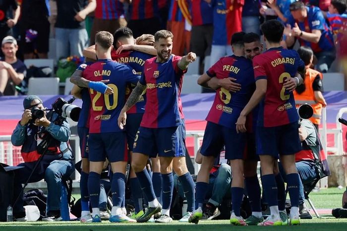 Barcelona thắng Real Madrid lần thứ tư liên tiếp, Chelsea vấp ngã và những dấu ấn bóng đá cuối tuần