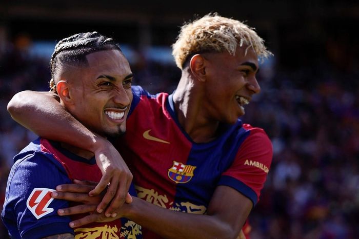 Raphinha: Bay cao với Barca và 'người cố vấn' của Lamine Yamal