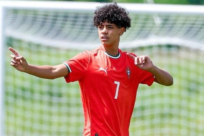 Ronaldo Jr gây ấn tượng trong lần đầu đá chính cho U15 Bồ Đào Nha