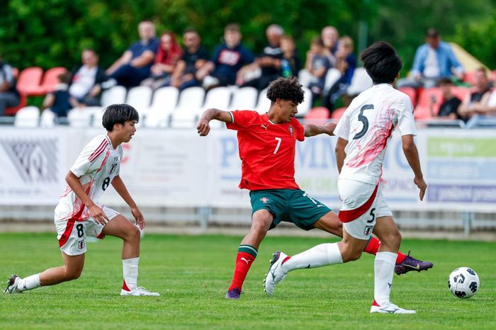 Con trai Ronaldo 'đắt hàng'