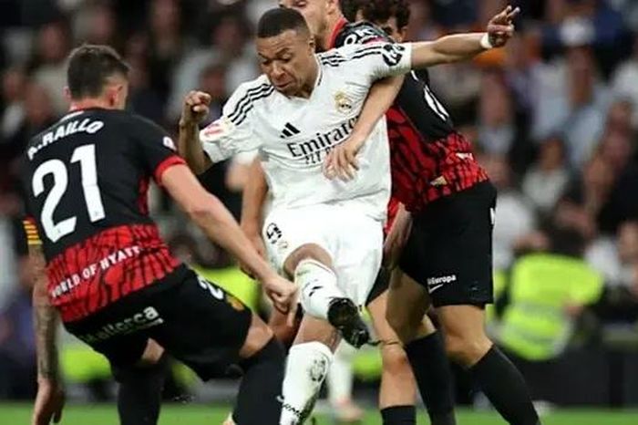 Real Madrid trì hoãn ngày vô địch của Barcelona