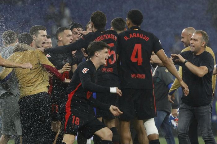 Hansi Flick cản cầu thủ Barca ăn mừng