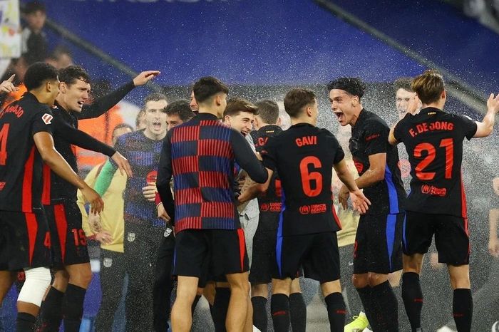 Cổ động viên phá hỏng 'tiệc' mừng chức vô địch sớm La Liga của Barcelona