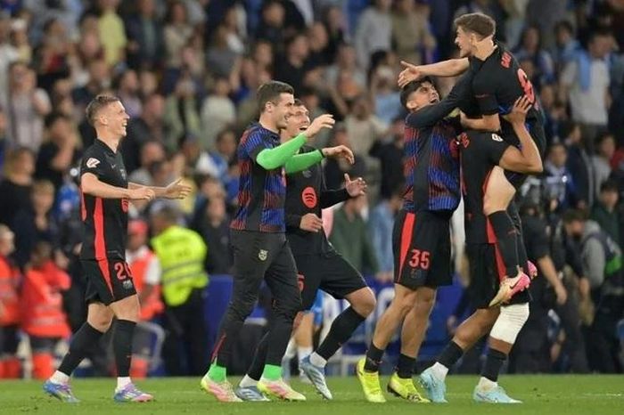 HLV Flick tiết lộ lý do Barcelona không ăn mừng chức vô địch trên sân Espanyol