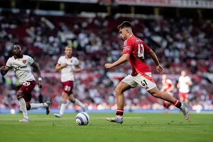 Sao trẻ 18 tuổi được Man United vinh danh