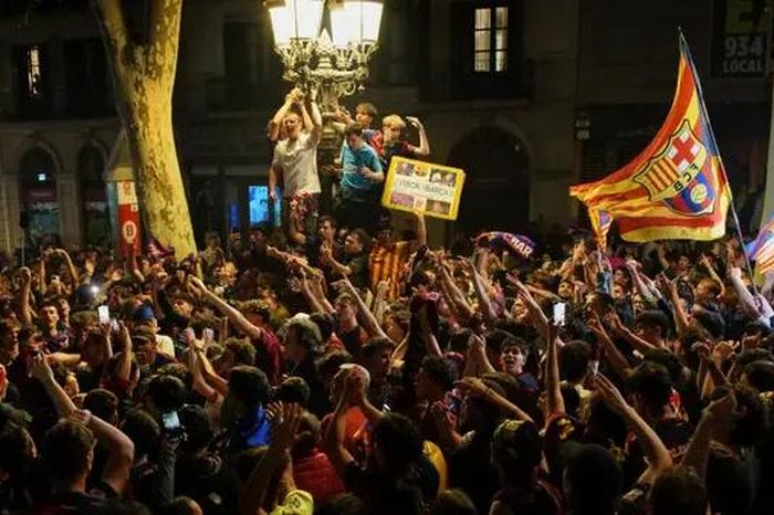 CĐV Barcelona ăn mừng chức vô địch Tây Ban Nha