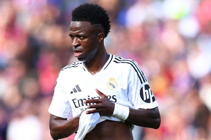 Vinicius bị chế nhạo trong lễ rước cúp của Barcelona