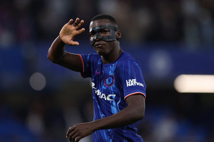 Caicedo làm lu mờ hàng tiền vệ MU