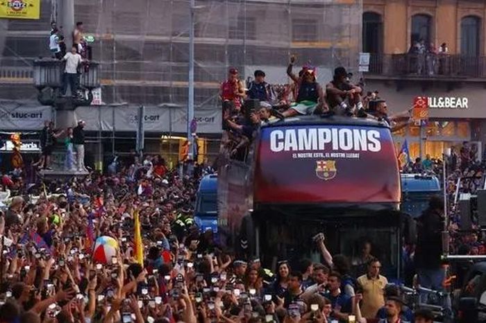 'Biển người' tại lễ rước cúp vô địch của Barcelona