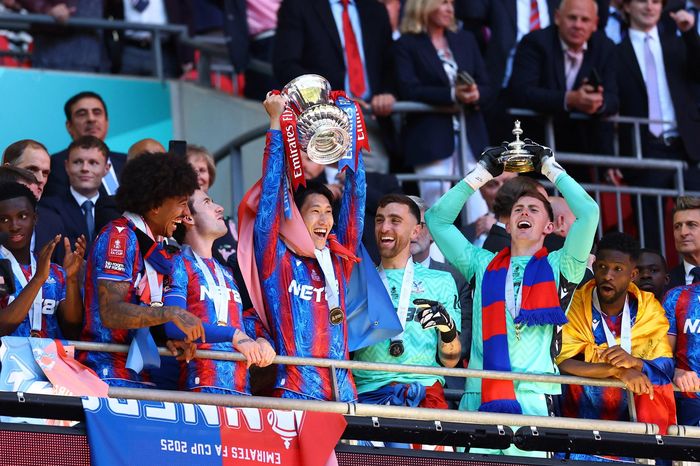 Tiền vệ Nhật Bản đi vào lịch sử FA Cup