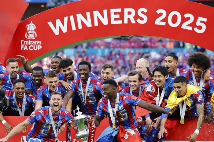 Crystal Palace mừng danh hiệu đầu tiên lịch sử, Man City có mùa giải trắng tay