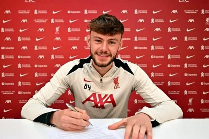 Liverpool kí hợp đồng với 'truyền nhân' của A-Arnold