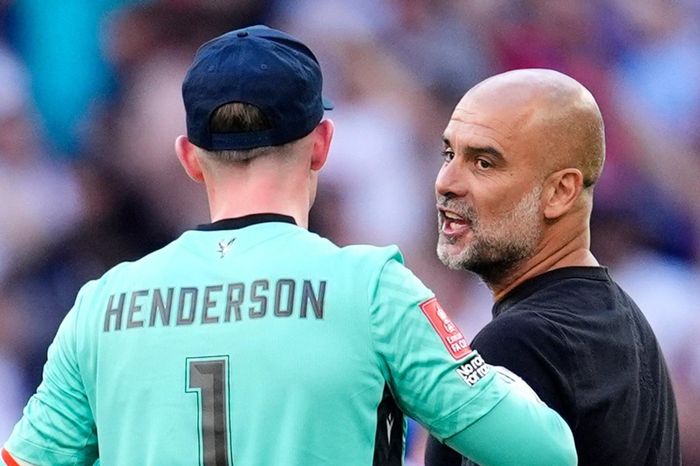 Man City thua bẽ bàng, Pep Guardiola gây hấn cựu thủ môn MU