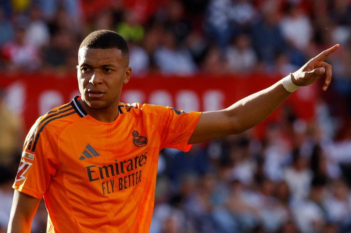 Giữa đổ nát, Mbappe vẫn rực cháy