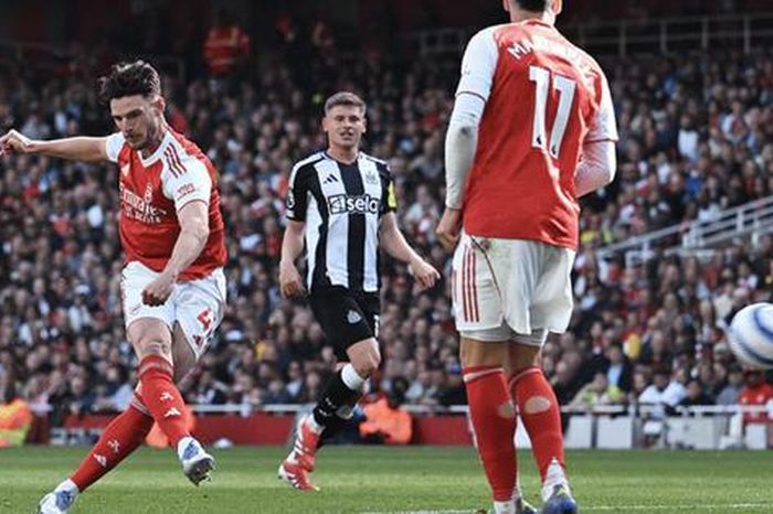 Siêu phẩm của Declan Rice giúp Arsenal định đoạt vé Champions League