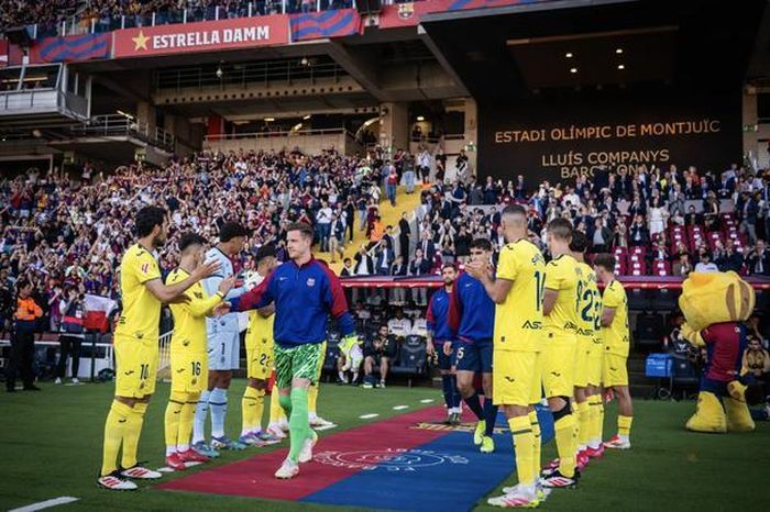 Barcelona thua trận cầu 5 bàn, mừng công ba cúp vô địch