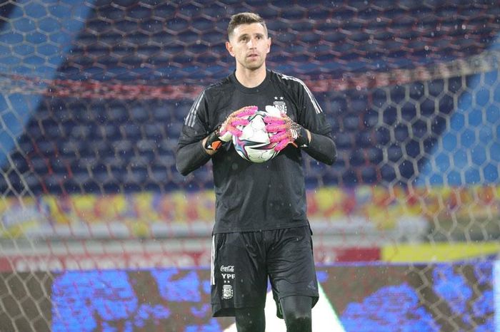 Emiliano Martinez lọt tầm ngắm Man Utd và Barcelona