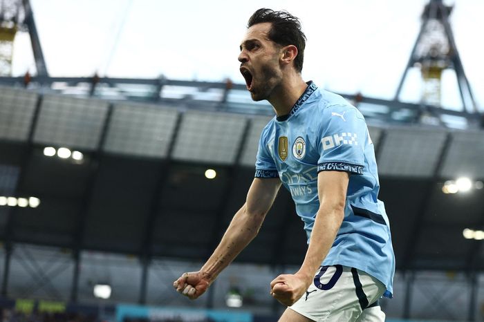 Man City chạm một tay vào vé dự Champions League