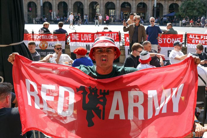 Fan MU và Tottenham bùng nổ trước chung kết