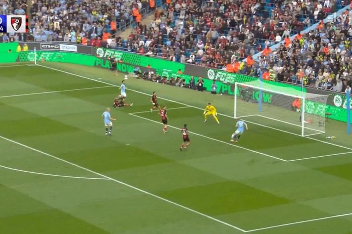 De Bruyne bỏ lỡ pha ghi bàn khó tin tại Etihad, đến vợ con cũng ngỡ ngàng