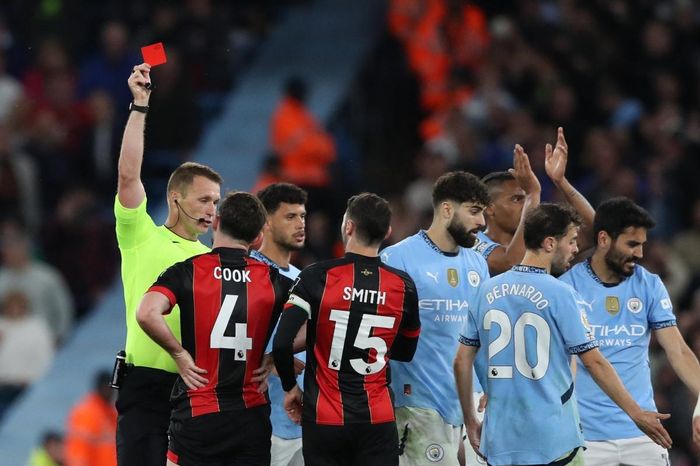 Rodri tái xuất, Man City đánh bại Bournemouth trong trận cầu có 2 thẻ đỏ