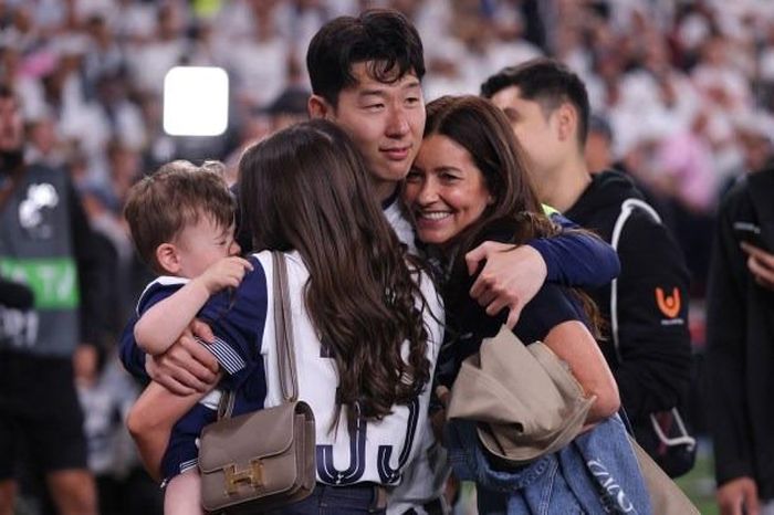 Son Heung-min ôm vợ đồng đội mừng vô địch