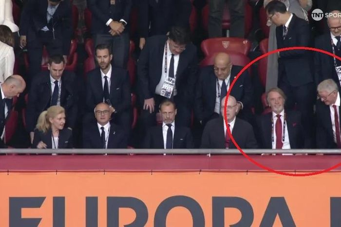 Hình ảnh gây tranh cãi của Sir Alex ở chung kết