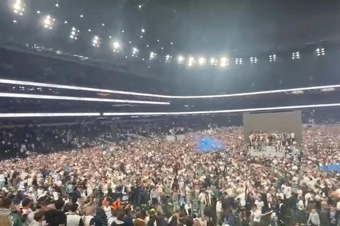 Tottenham đăng quang Europa League, người hâm mộ 'Gà trống' vỡ òa cảm xúc