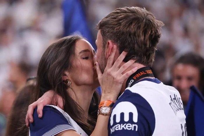 Dàn sao Tottenham ăn mừng chiến thắng Europa League cùng gia đình