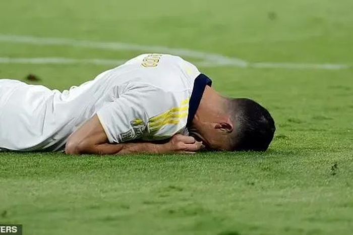 Cristiano Ronaldo sút hỏng phạt đền khó tin