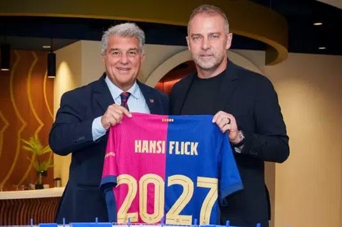 HLV Hansi Flick gia hạn hợp đồng với Barcelona