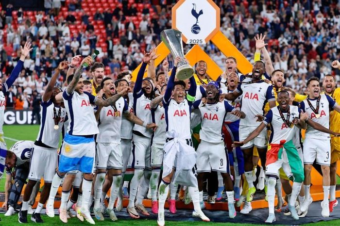 Dàn sao Tottenham ăn mừng chức vô địch Cúp C2 châu Âu 2024/2025