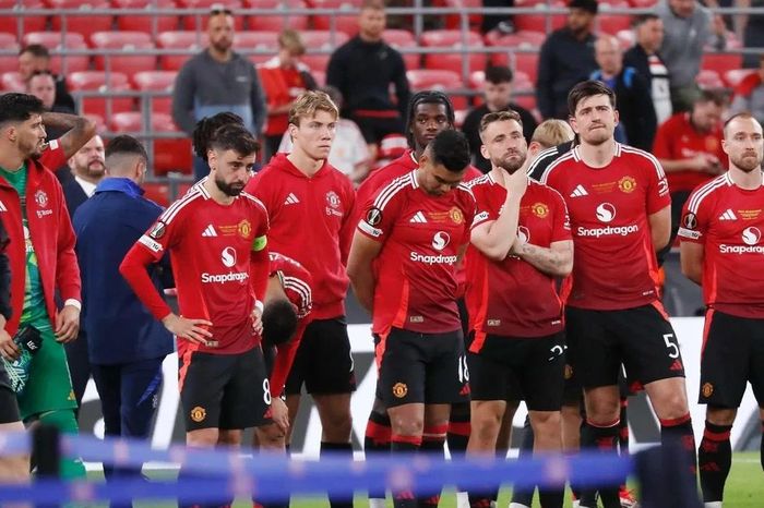 Man Utd 'tan đàn xẻ nghé' sau trận thua Tottenham