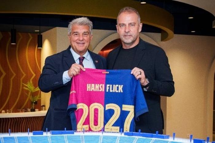 Barca 'thưởng nóng' cho HLV Flick sau cú ăn 3