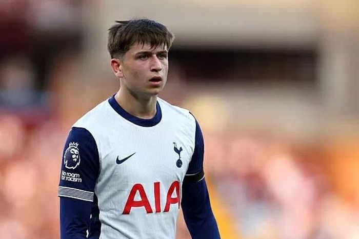 Mikey Moore trở thành cầu thủ trẻ nhất lịch sử vô địch UEFA Europa League