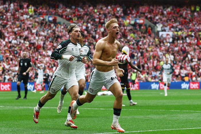 Phút bù giờ điên rồ ở chung kết play-off thăng hạng Premier League