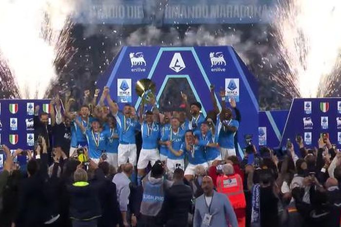 Cựu sao Man United lập đại công, Napoli lên ngôi vô địch Serie A