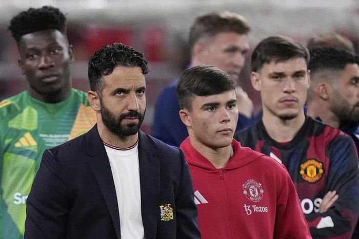 Man United bị phạt nặng vì mất vé dự Champions League