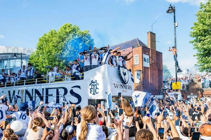 'Biển người' đổ bộ phố London mừng Tottenham chức vô địch Europa League