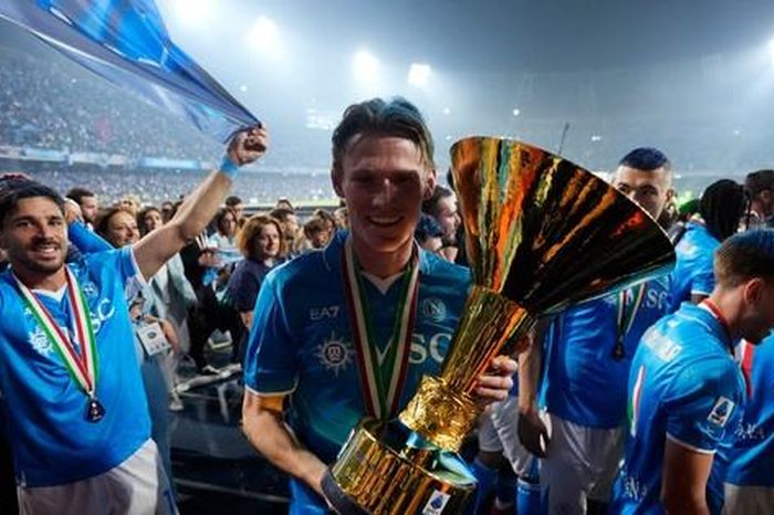 Trong khi MU trắng tay, những người bị họ ruồng bỏ giúp Napoli đoạt scudetto