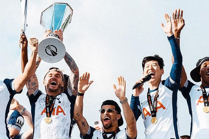 Tottenham diễu hành hoàng tráng ăn mừng vô địch Europa League