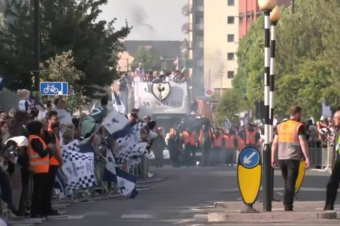 Không khí tưng bừng trong cuộc diễu hành mừng chiến thắng của Tottenham