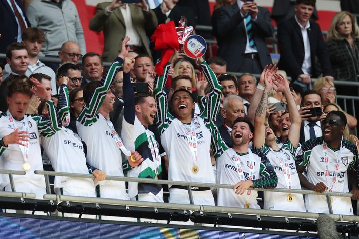 Em Bellingham vỡ òa trong ngày thăng hạng Premier League