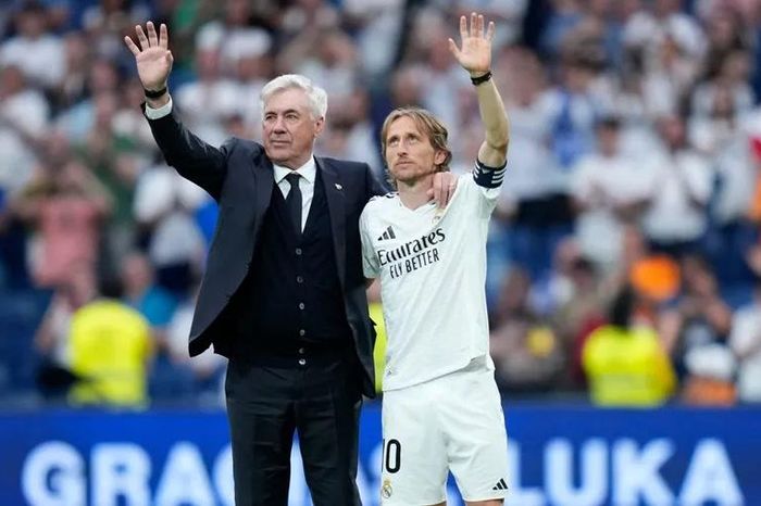 Nước mắt và tiếng reo hò trong lời tạm biệt đầy cảm xúc của Ancelotti và Modric