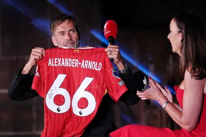 HLV Jurgen Klopp phản ứng quyết liệt bảo vệ học trò cũ Alexander-Arnold